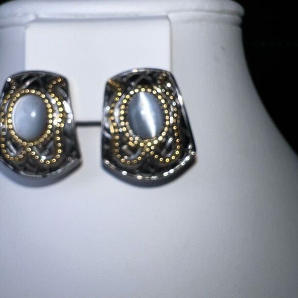 Vintage MX Signature Clip‎ on Earrings - Picture 3 of 9